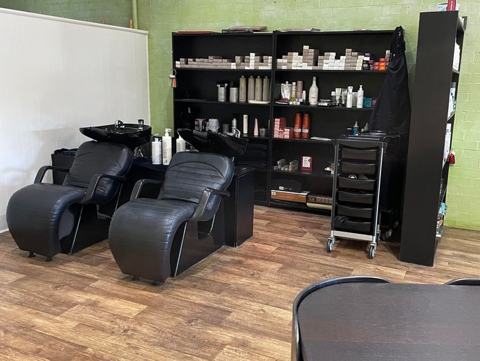 stylish-salon-with-strong-reputation-now-on-the-market-4