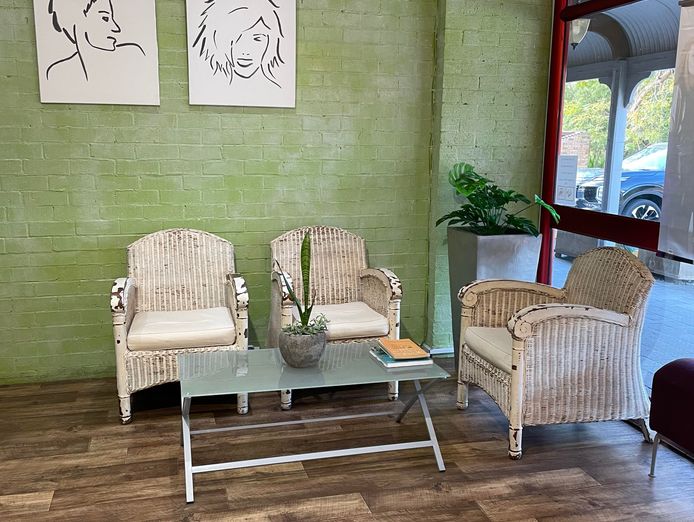 stylish-salon-with-strong-reputation-now-on-the-market-2