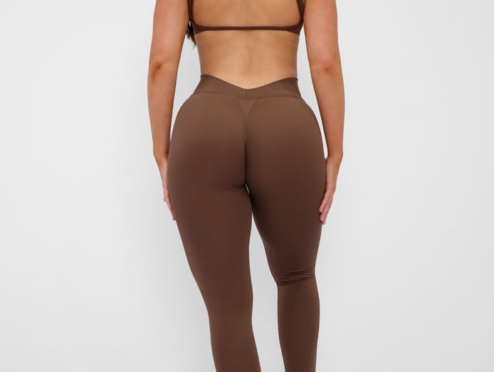 activewear-e-commerce-brand-custom-designed-products-international-appeal-9