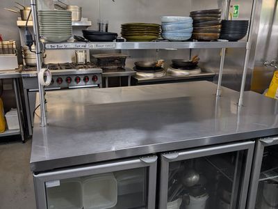 thai-restaurant-takeaway-popular-local-venue-4