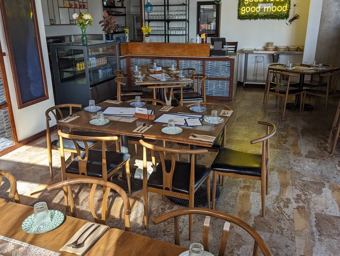 thai-restaurant-takeaway-popular-local-venue-2