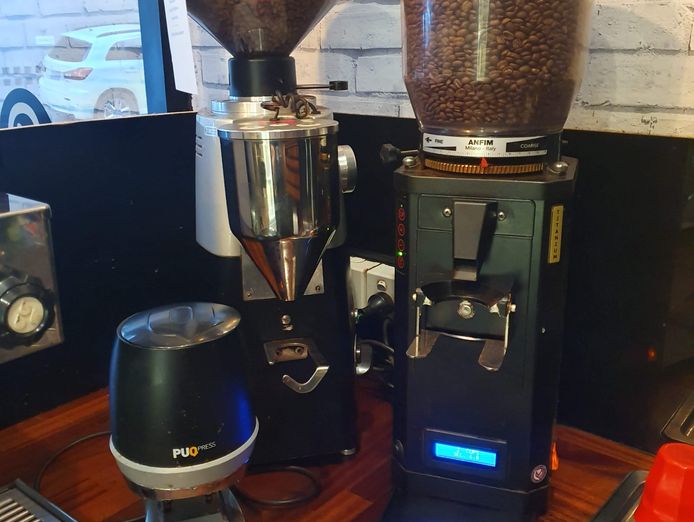 profitable-urban-coffee-shop-suit-owner-operator-2