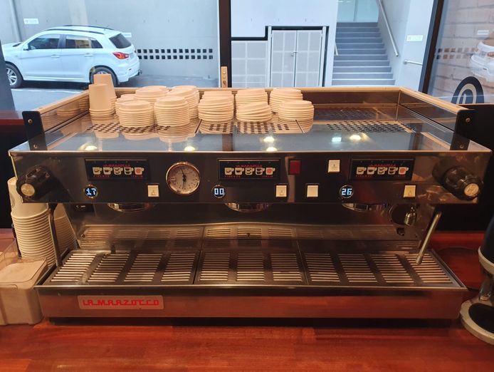 profitable-urban-coffee-shop-suit-owner-operator-3