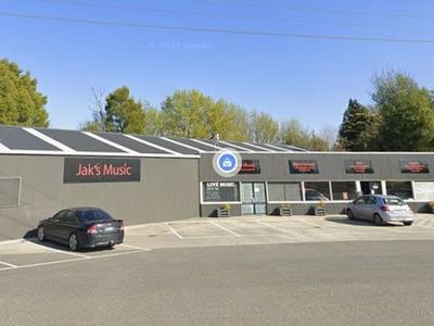 retail-music-store-and-music-school-6