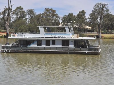 successful-holiday-houseboat-hire-management-enjoy-the-river-lifestyle-6