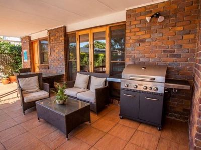 profitable-seaside-bed-amp-breakfast-freehold-investment-in-redcliffe-2