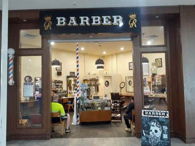 barber-shop-5-chairs-wiwo-operating-under-management-0