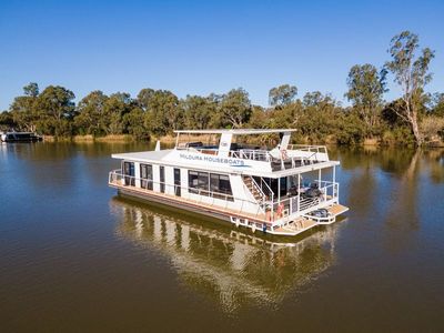 successful-holiday-houseboat-hire-management-enjoy-the-river-lifestyle-7