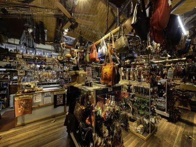bungendore-leather-a-tourist-hotspot-30mins-from-canberra-9