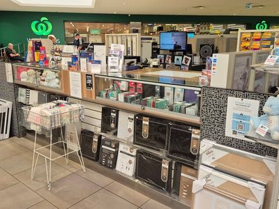 busy-photographic-shop-in-popular-shopping-centre-1