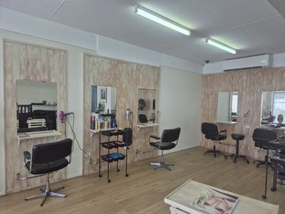 established-hair-salon-walk-in-walk-out-owner-operated-3