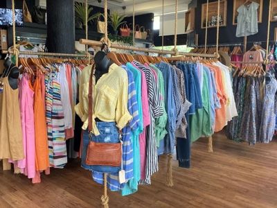 coastal-fashion-boutique-in-prime-beachfront-tourist-spot-1