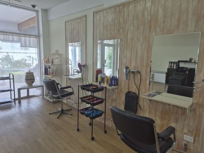 established-hair-salon-walk-in-walk-out-owner-operated-5