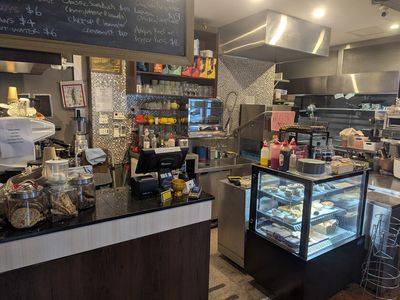established-cafe-on-corner-location-hackett-shops-1