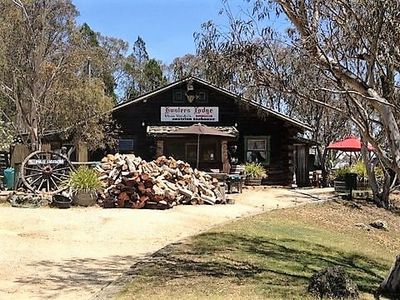 iconic-log-cabin-tea-house-restaurant-with-top-views-under-mt-gladstone-lookout-7