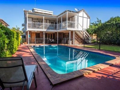profitable-seaside-bed-amp-breakfast-freehold-investment-in-redcliffe-1
