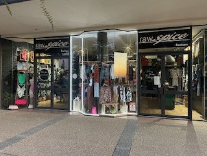 coastal-fashion-boutique-in-prime-beachfront-tourist-spot-7