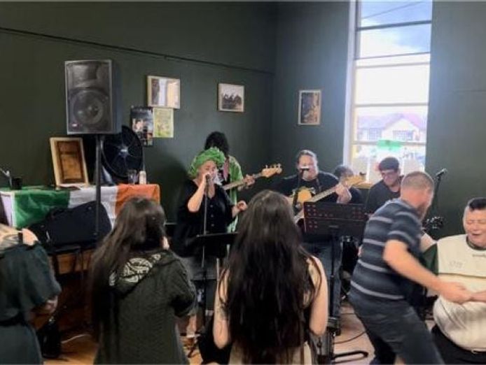 irish-bar-amp-restaurant-with-strong-following-walk-in-opportunity-3