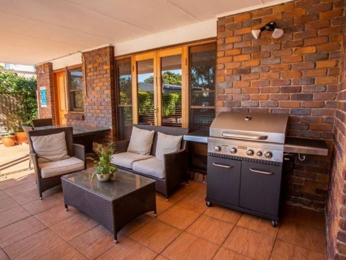 profitable-seaside-bed-amp-breakfast-freehold-investment-in-redcliffe-2
