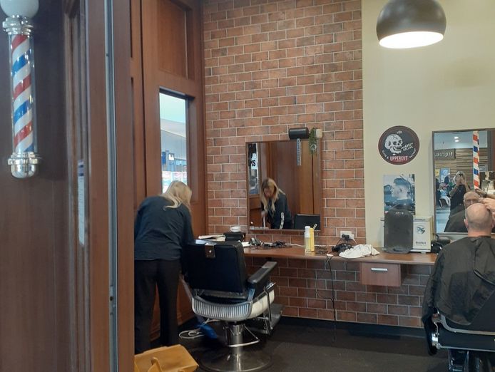 barber-shop-5-chairs-wiwo-operating-under-management-1