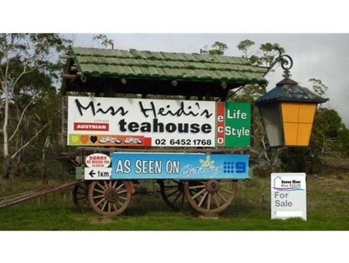iconic-log-cabin-tea-house-restaurant-with-top-views-under-mt-gladstone-lookout-6