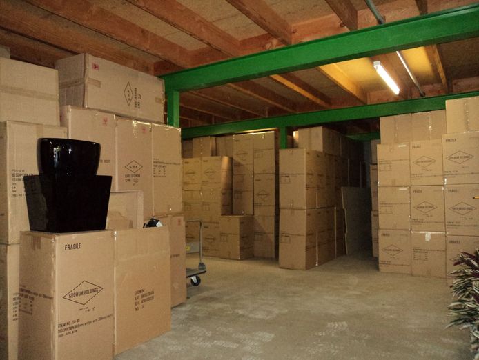 import-wholesale-of-fibreglass-planters-1