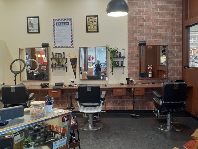 barber-shop-5-chairs-wiwo-operating-under-management-3