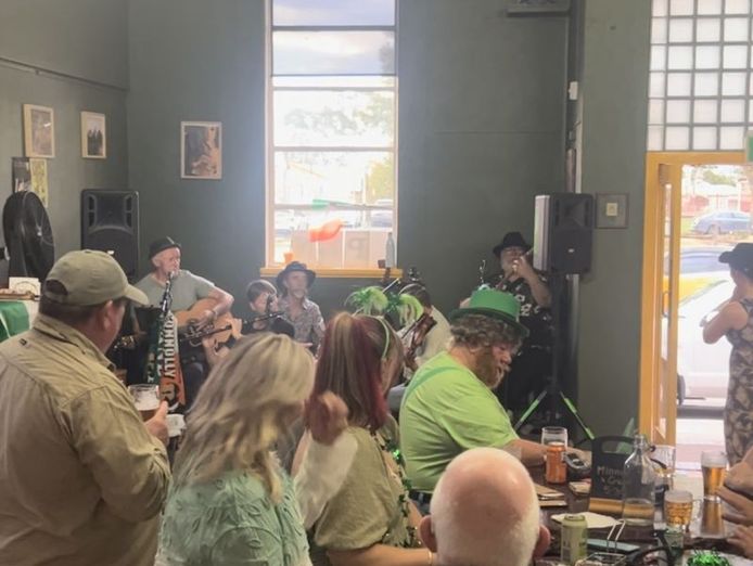 irish-bar-amp-restaurant-with-strong-following-walk-in-opportunity-5