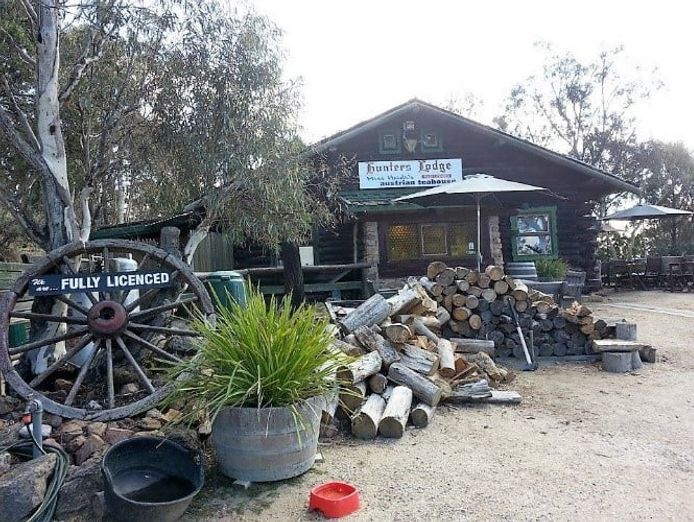 iconic-log-cabin-tea-house-restaurant-with-top-views-under-mt-gladstone-lookout-0