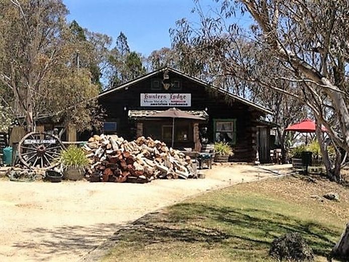iconic-log-cabin-tea-house-restaurant-with-top-views-under-mt-gladstone-lookout-7