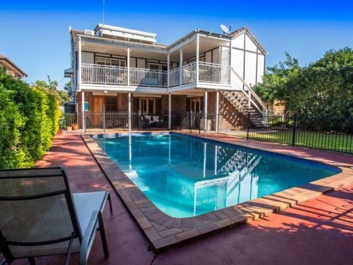 profitable-seaside-bed-amp-breakfast-freehold-investment-in-redcliffe-1