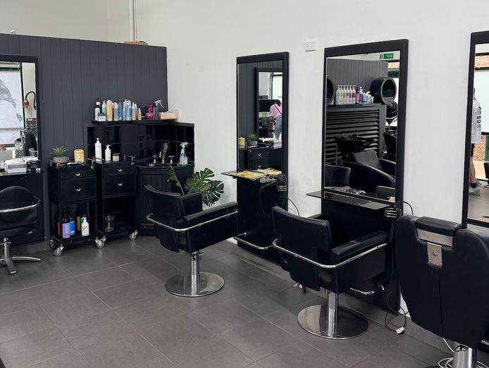fully-equipped-hair-salon-walk-in-walk-out-oxenford-1