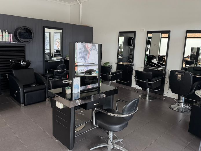 fully-equipped-hair-salon-walk-in-walk-out-oxenford-0