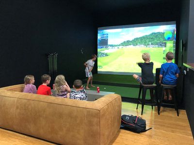 established-indoor-golf-simulator-and-entertainment-venue-6