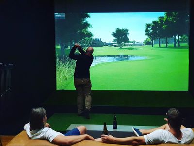 established-indoor-golf-simulator-and-entertainment-venue-5