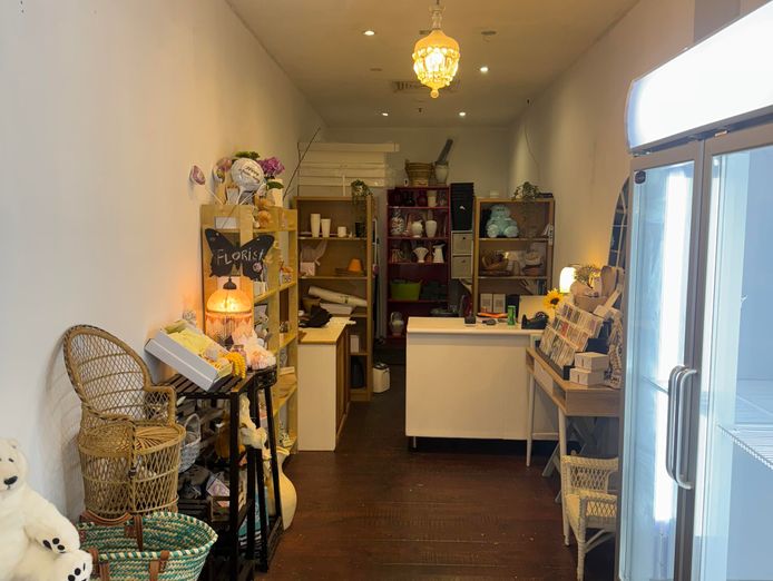 established-florist-in-busy-middle-park-shopping-centre-1