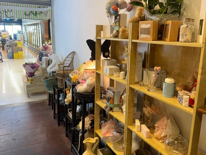 established-florist-in-busy-middle-park-shopping-centre-2
