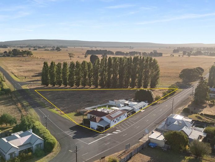 country-lifestyle-business-home-freehold-0