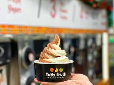 famous-frozen-yogurt-bar-franchise-victoria-gardens-shopping-centre-2