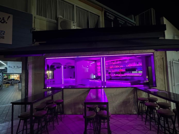 licensed-bar-for-sale-burleigh-heads-james-st-walk-in-walk-out-1