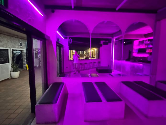 licensed-bar-for-sale-burleigh-heads-james-st-walk-in-walk-out-4