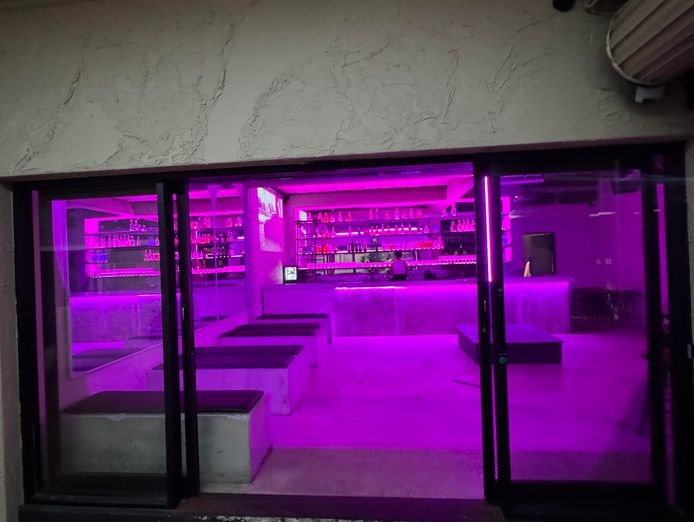licensed-bar-for-sale-burleigh-heads-james-st-walk-in-walk-out-0