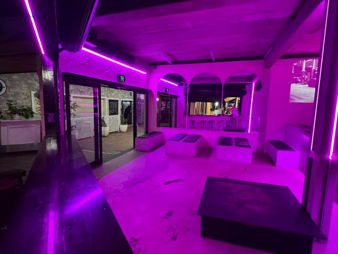 licensed-bar-for-sale-burleigh-heads-james-st-walk-in-walk-out-6